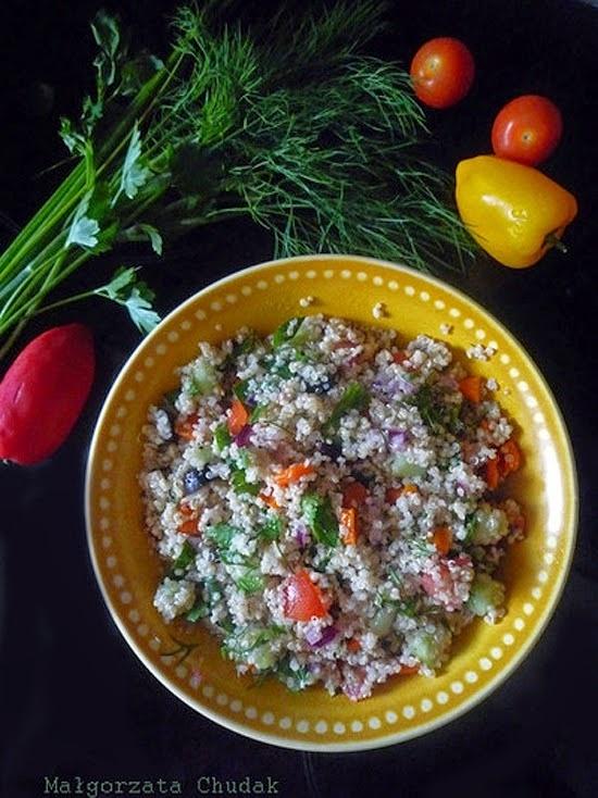 Tabbouleh z quinoa, sałatka z natką, pomidorem i papryką