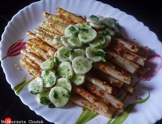 Białe szparagi panierowane w pistacjach oraz sałatka ogórkowa