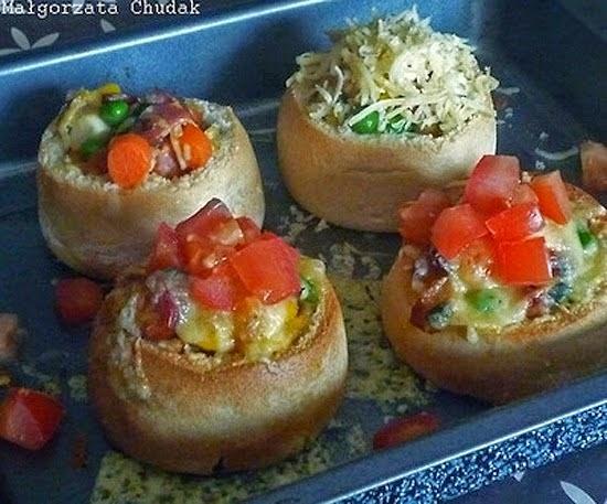 Surprise toast z nadzieniem z boczku, sera i warzyw