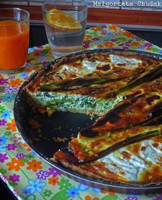 Quiche z jarmużem serem kozim i zieloną cebulką