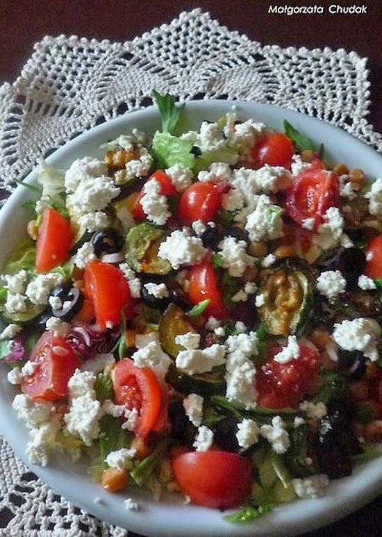Sałatka z ciecierzycą, pomidorami, cukinią, oliwkami i serem feta