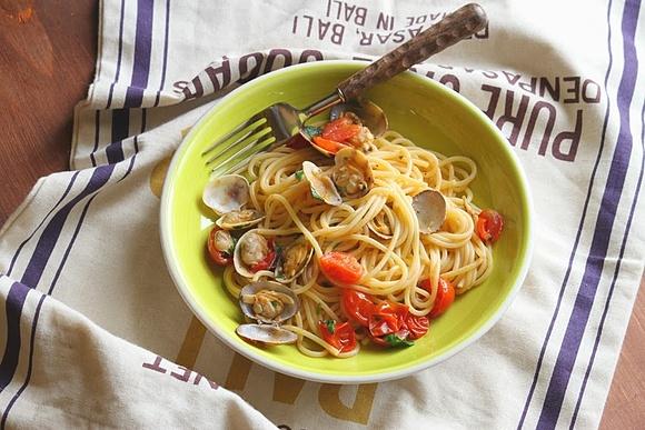 Spaghetti z małżami i pomidorkami koktajlowymi