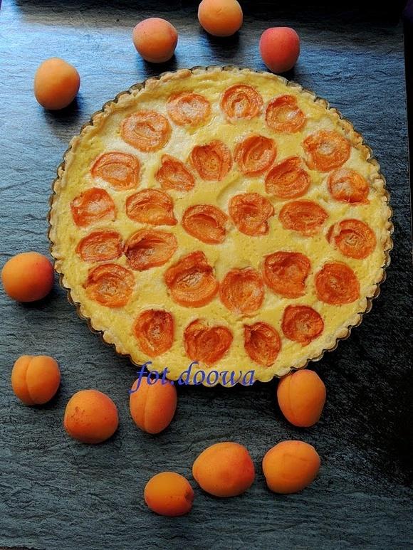 Tarta z morelami i serem na francuskim cieście