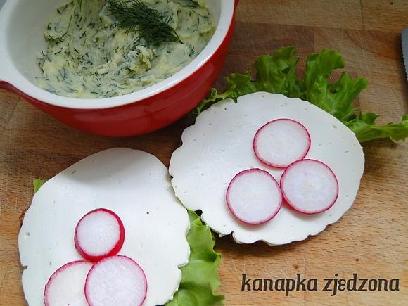 Ser wędzony ze świeżymi dodatkami na kanapki