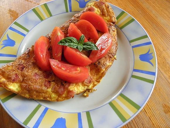 Omlet z szynką, serem i pomidorami