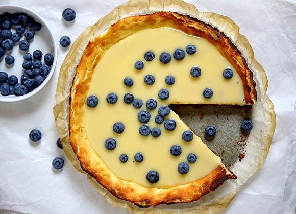 Tarta sernikowa z jagodami na białej czekoladzie