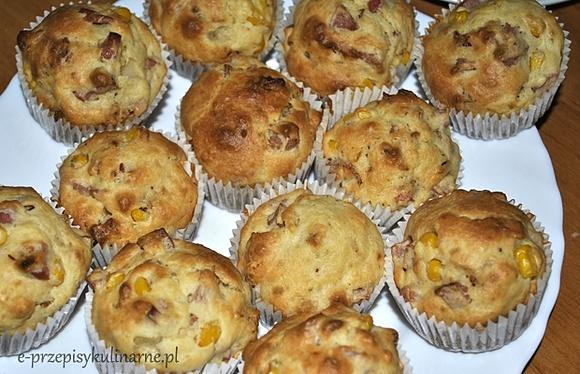 Jogurtowe muffinki z parówką i cebulką