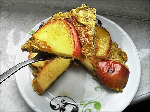 Omlet jabłkowy na słodko z jabłkami - szybkie śniadanie