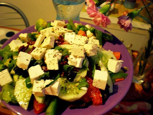 Sałatka z tofu fetą i suszonymi pomidorami