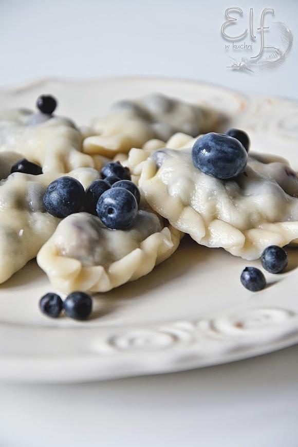 Pierogi z jagodami i borówkami