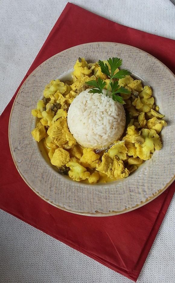 Pyszne curry z kurczakiem, kalafiorem i pieczarkami