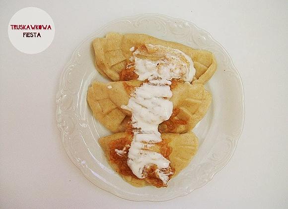 Pierogi z jabłkami i mieszanych mąk