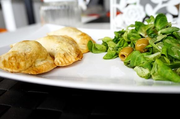 Empanadas z guacamole i pastą pomidorową