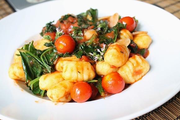 Gnocchi z jarmużem i pomidorami na szybko