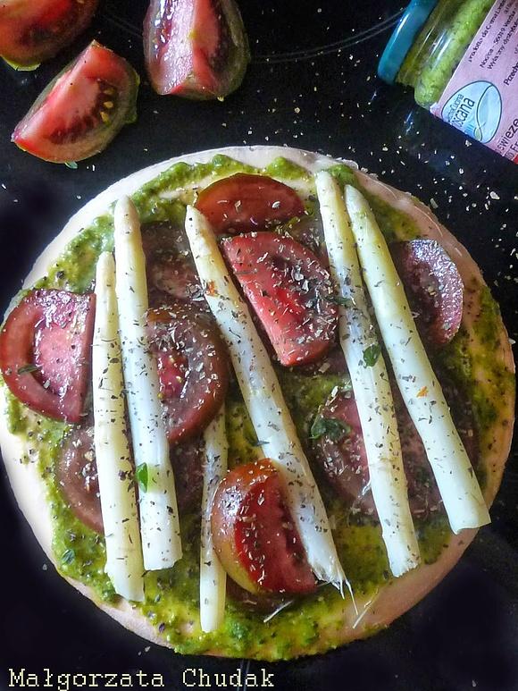 Pizza z pesto, szparagami i pomidorami - bezglutenowa wersja