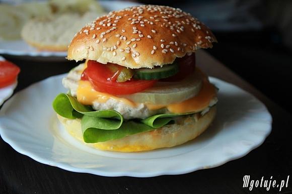 Domowy hamburger z pieczoną bułką i grillowanym kurczakiem