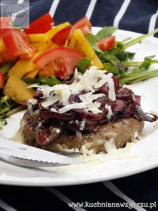 Lżejszy burger bez sera i sosów z dodatkami