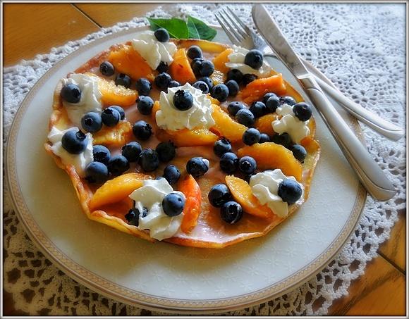 Omlet na słodko z owocami - brzoskwinie i borówki