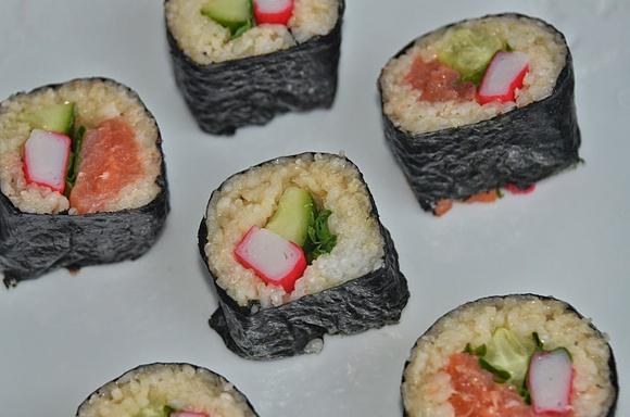 Sushi z jarmużem ogórkiem krabem i łososiem