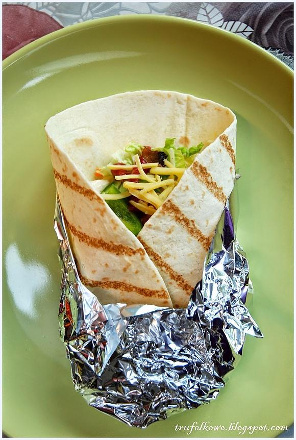 Tortilla z kurczakiem, warzywami i sosami Develey