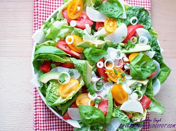 Sałata rzymska z pomidorami i awokado – kolacja fit