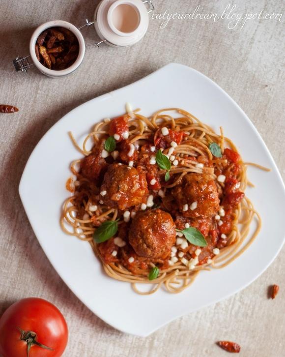 Spaghetti z klopsikami wegetariańskimi Primavika