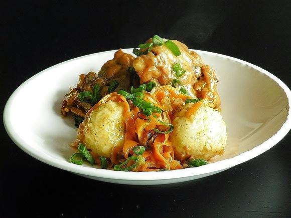 Kurczak duszony w śliwkach z cytrynowymi kulkami i tagliatelle marchewkowym