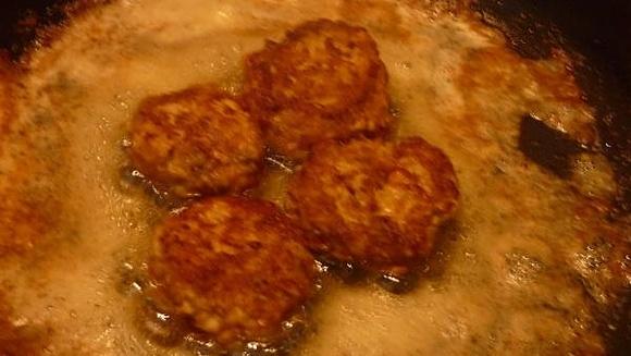 Kotlet mielony z ogórkiem kiszonym