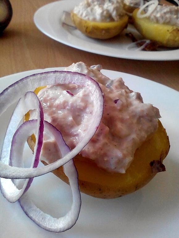 Pieczone ziemniaki z pastą z tuńczyka