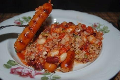 Cassoulet z kiełbasą i okruchami chlebowymi