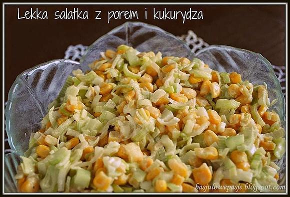 Sałatka z porem, kukurydzą i kiełkami fasoli mung