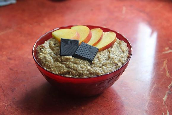 Krem z quinoa, banana, nektarynki z migdałami i suszonymi owocami