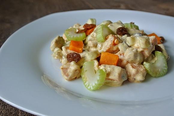 Sałatka ze słodkim ziemniakiem w jogurtowym sosie curry