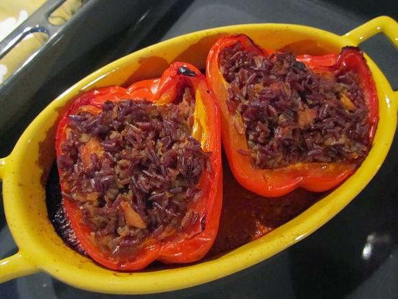 Faszerowana papryka z czerwonym ryżem i serem mozzarella
