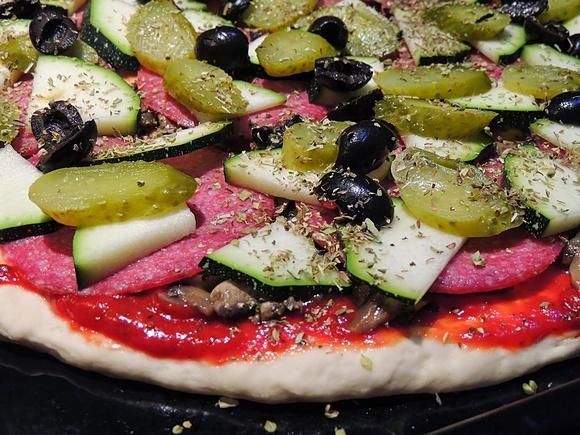 Pizza z cukinią i salami