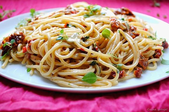 Spaghetti z suszonymi pomidorami i serem rokpol