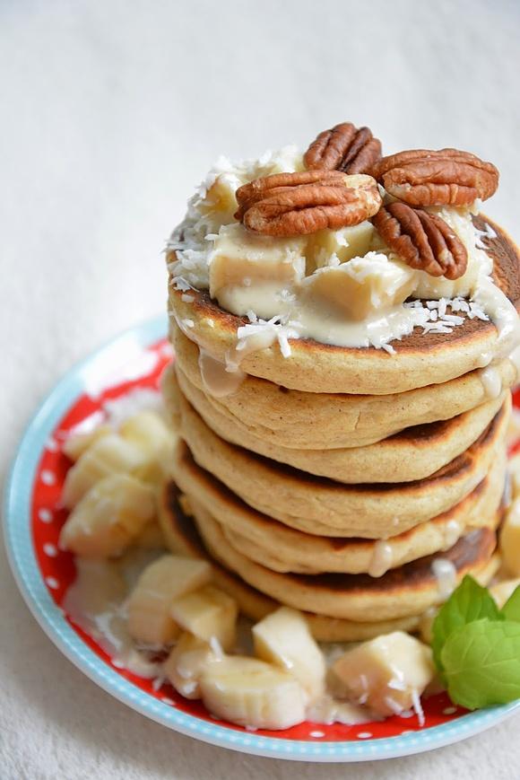 Ricotta hotcakes z bananem i pecanami