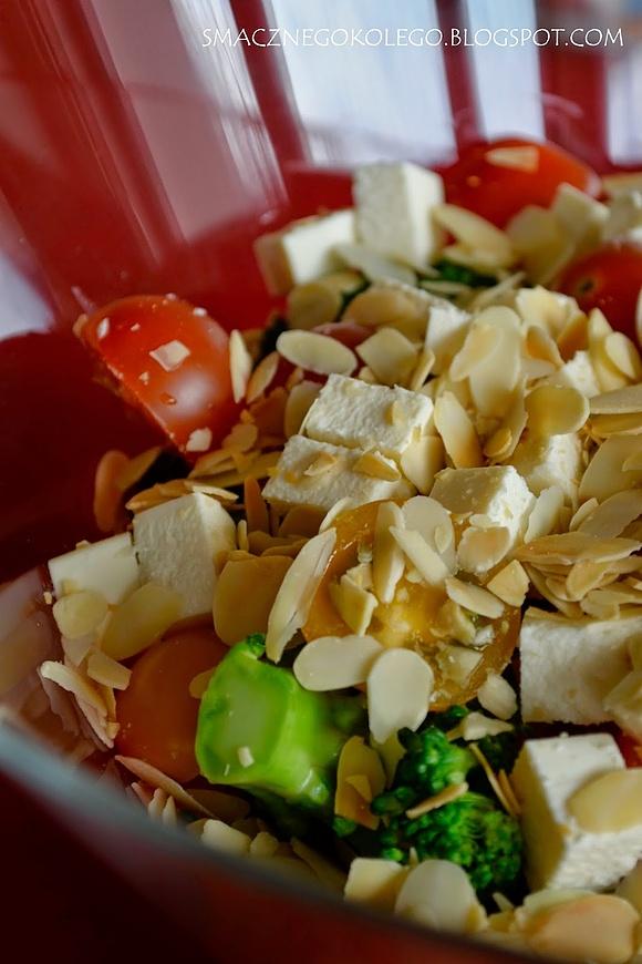 Sałatka z brokułami, pomidorkami, migdałami i serem feta