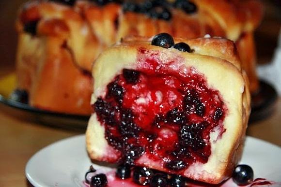 Drożdżowy rwaniec z czarną porzeczką