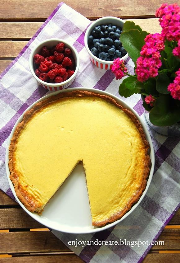 Tarta jogurtowa z owocami leśnymi