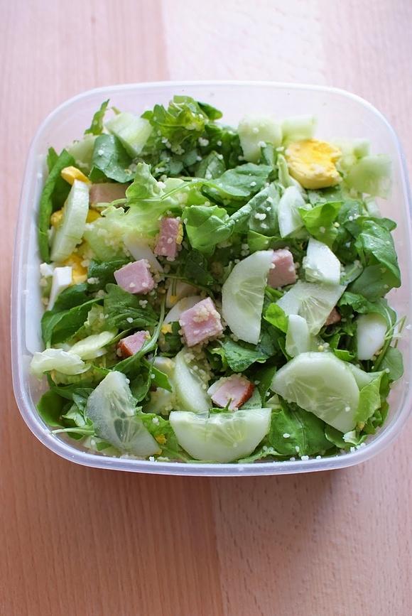 Sałatka z kuskusem i szynką wiejską do lunch boxu