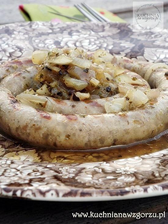 Biała kiełbasa z piwno-cebulową potrawą