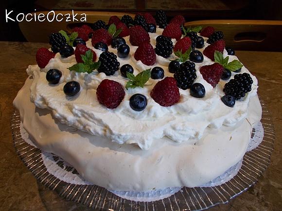 Pavlova z sezonowymi owocami