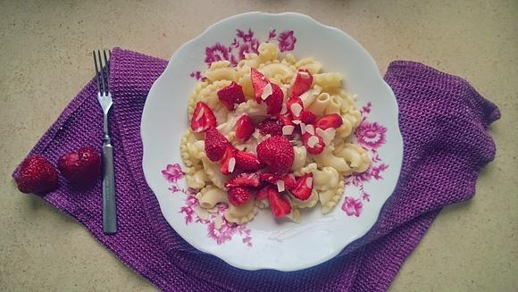 Makaron z truskawkami, migdałami i mascarpone – obiad na słodko