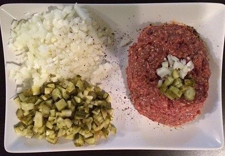 Tatar z cebulką i ogórkiem