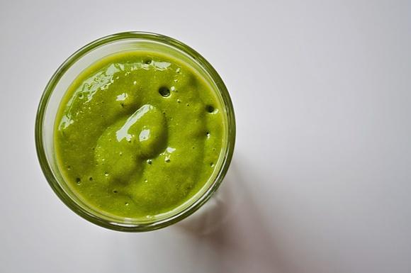 Zielony koktajl z mango, bananem i szpinakiem
