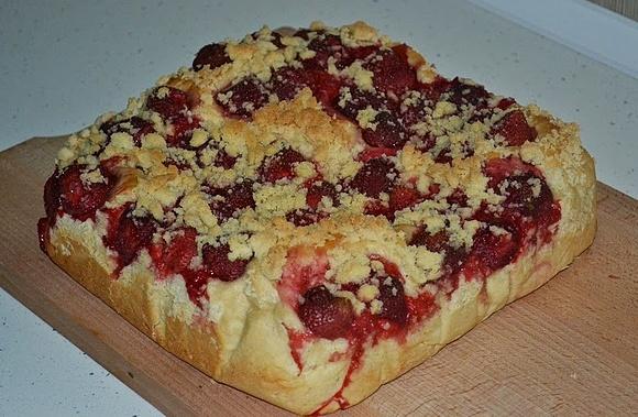 Drożdżowe ciasto z truskawkami