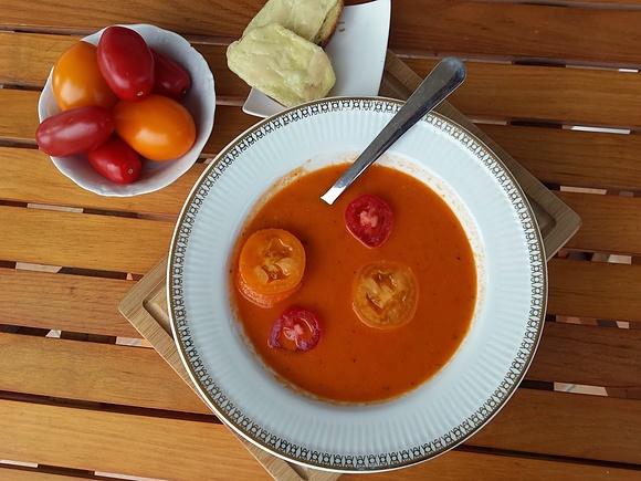 Zupa pomidorowa z sokiem z pomarańczy i serowymi grzankami
