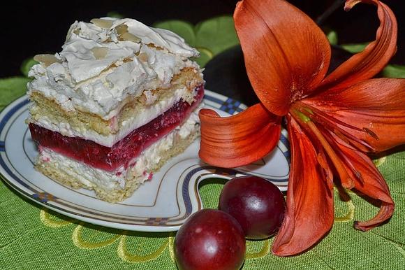 Malinowa chmurka na biszkopcie