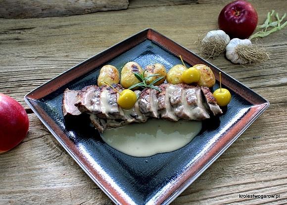 Smażone piersi gęsie w sosie jabłkowym